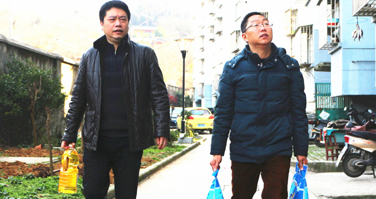 華舟公司黨支部慰問結(jié)對幫扶對象